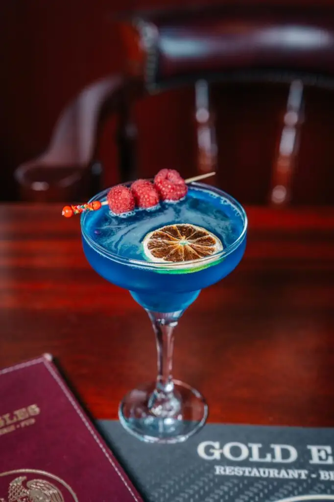 cocktail rafraîchissant servi à la brasserie Gold Eagles à Marseille